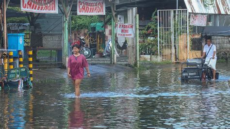 manila city administrator|11 families affected by fire receive financial aid  .
